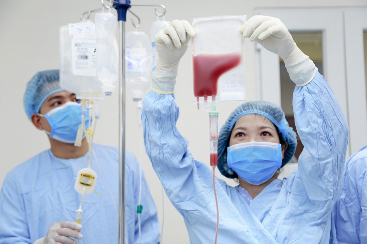 Nhân viên y tế treo túi máu chuẩn bị truyền máu