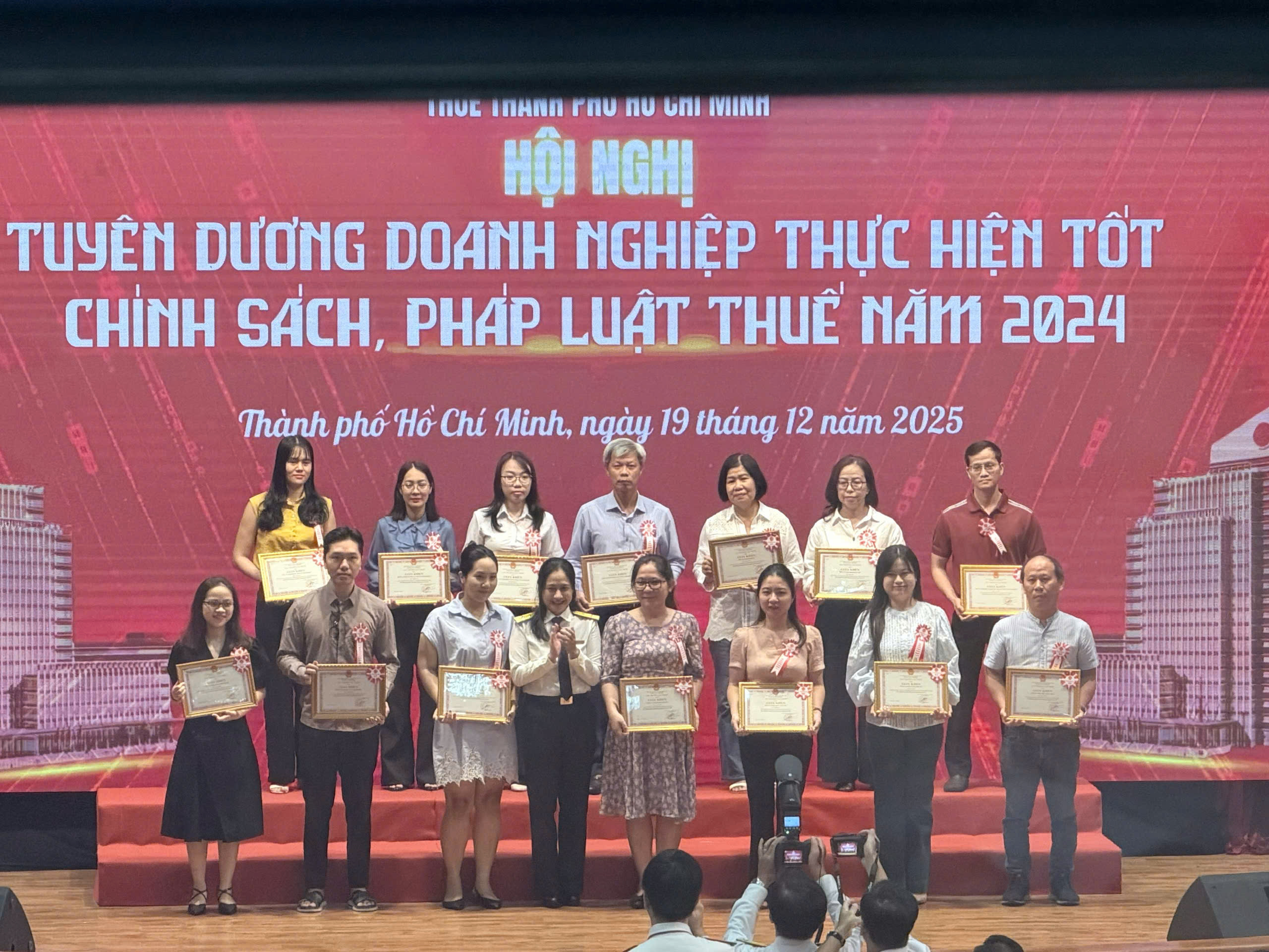 Các doanh nghiệp nhận giấy khen tại Hội nghị tuyên dương doanh nghiệp thực hiện tốt chính sách, pháp luật thuế năm 2024, TP. Hồ Chí Minh, ngày 19/12/2025