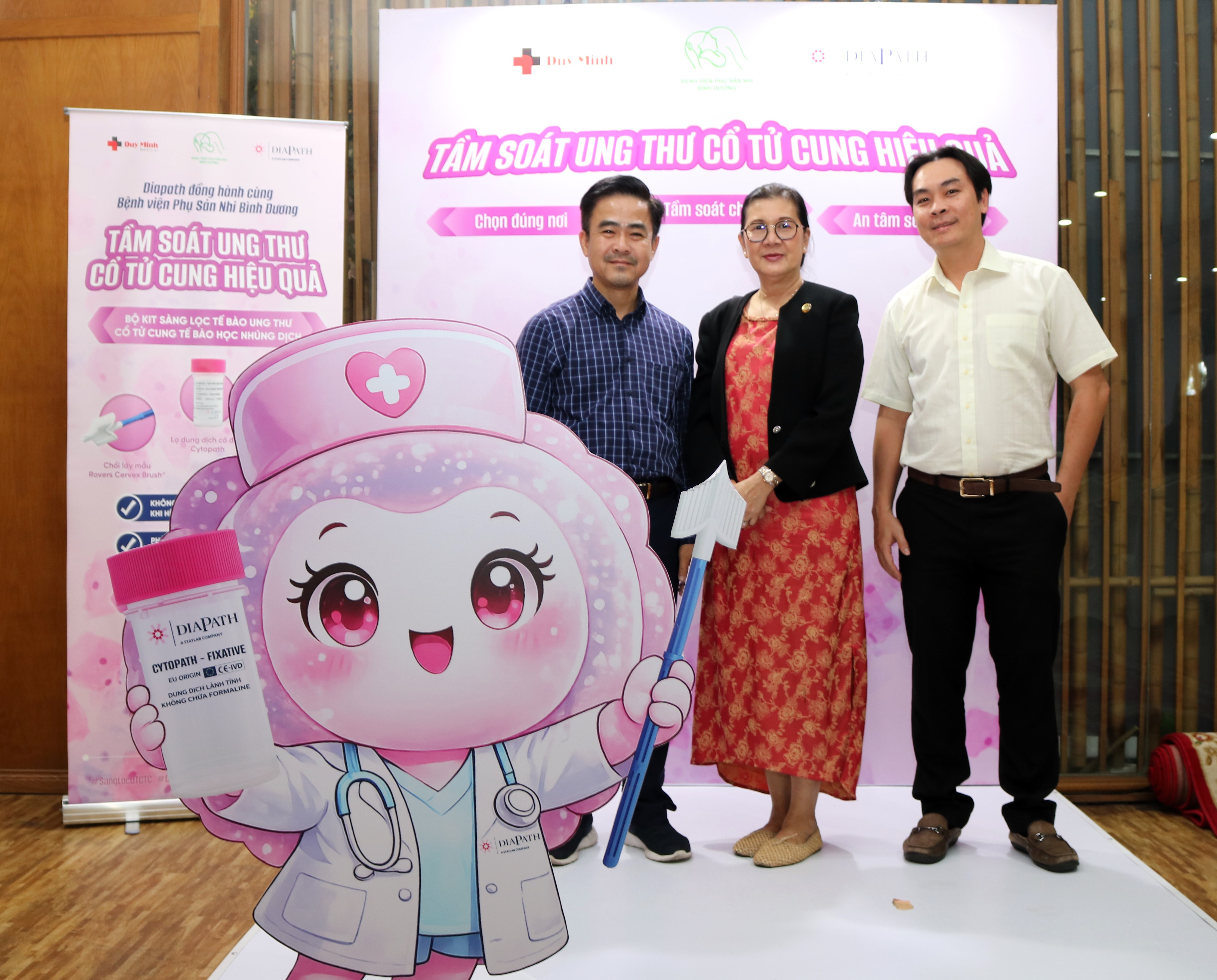 Ba đại biểu chụp ảnh tại gian tầm soát ung thư cổ tử cung của Duy Minh và Diapath