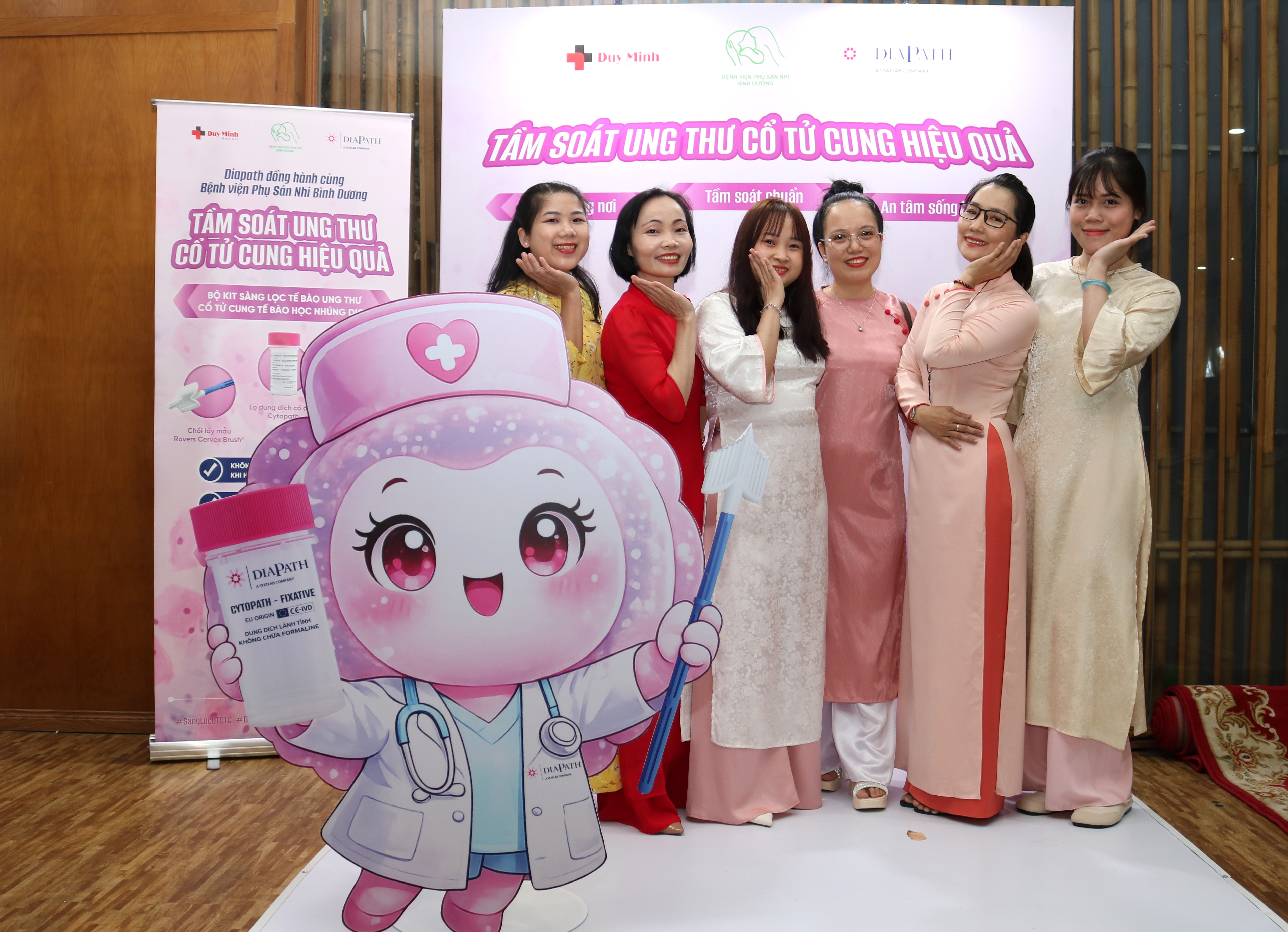 Sáu nữ đại biểu mặc áo dài chụp ảnh tại gian tầm soát ung thư cổ tử cung của Duy Minh và Diapath