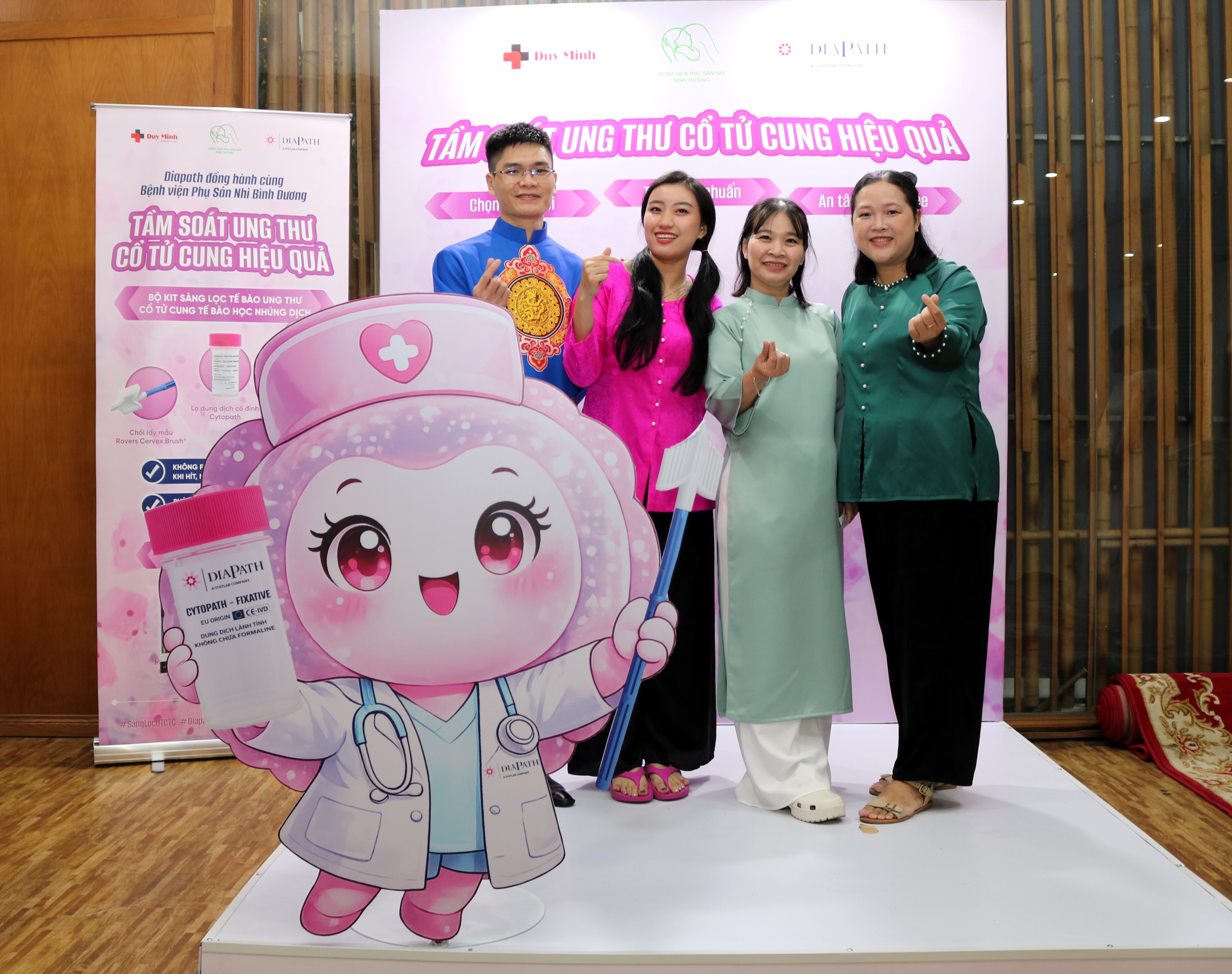 Nhóm đại biểu chụp ảnh tại gian tầm soát ung thư cổ tử cung của Duy Minh và Diapath