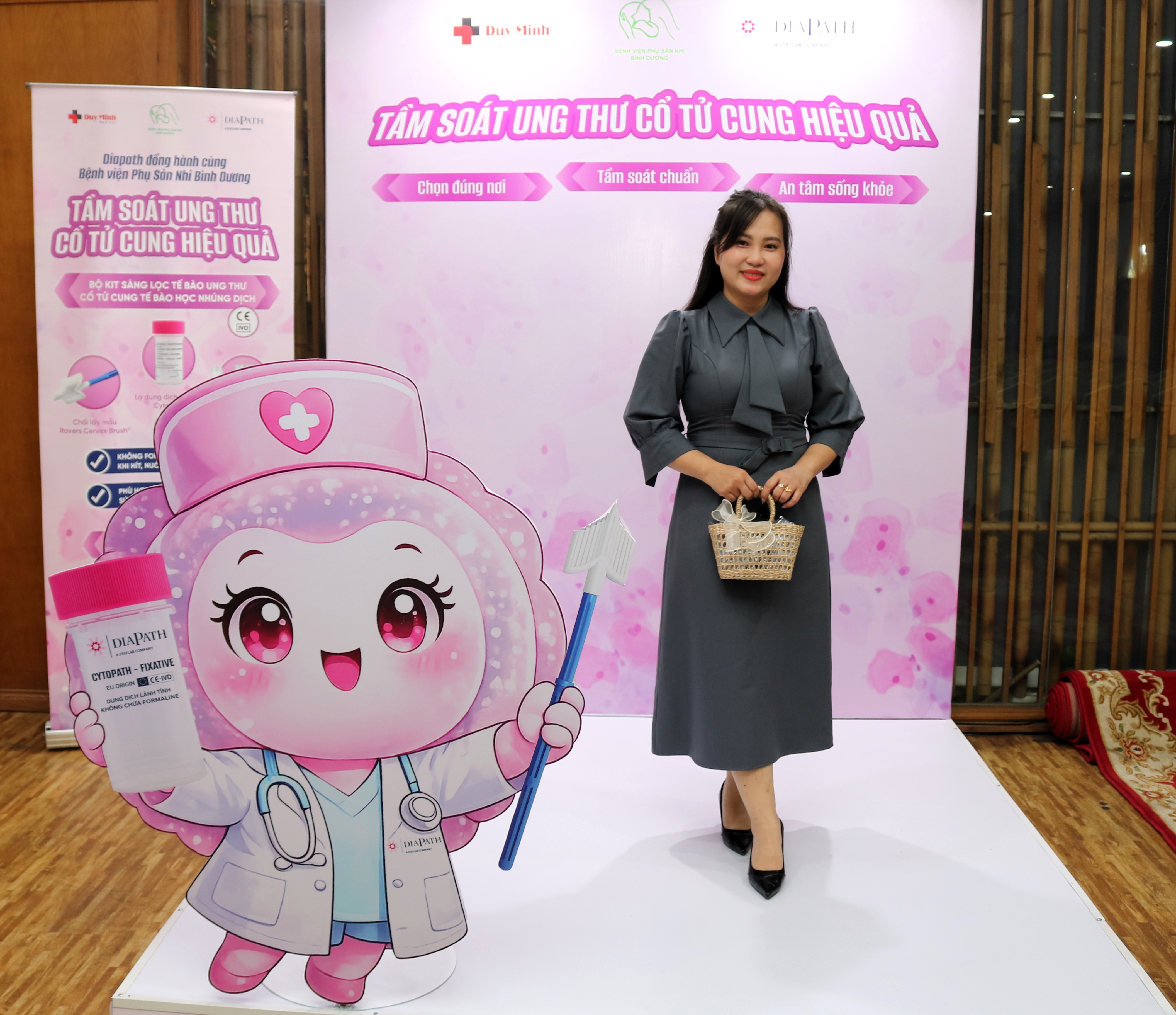 Đại biểu chụp ảnh tại gian tầm soát ung thư cổ tử cung của Duy Minh và Diapath