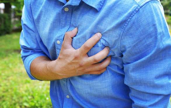 Người đàn ông ôm ngực vì đau tức ngực