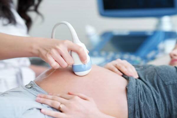 Bác sĩ siêu âm bụng cho thai phụ