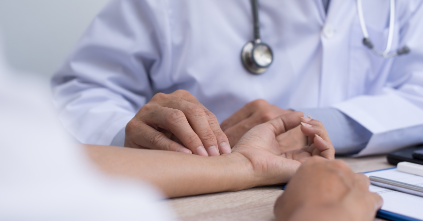 Bác sĩ bắt mạch cổ tay khi khám sức khỏe cho bệnh nhân